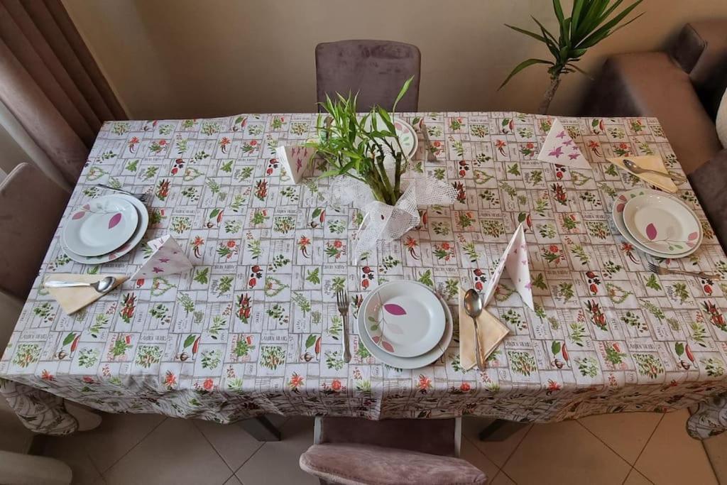 Bora Albania Me Vetsherbim 24 Prane Liqenit * Tirana