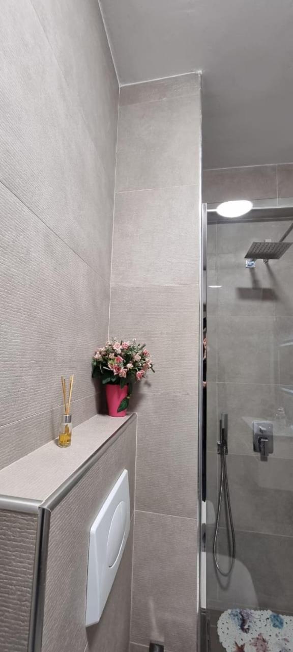 Apartment Bora Albania Me Vetsherbim 24 Prane Liqenit